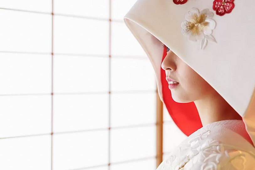 日本庭園の和室で、綿帽子をかぶった花嫁の横顔を撮影した白無垢の和装前撮り写真(撮影:Photoart Lab)